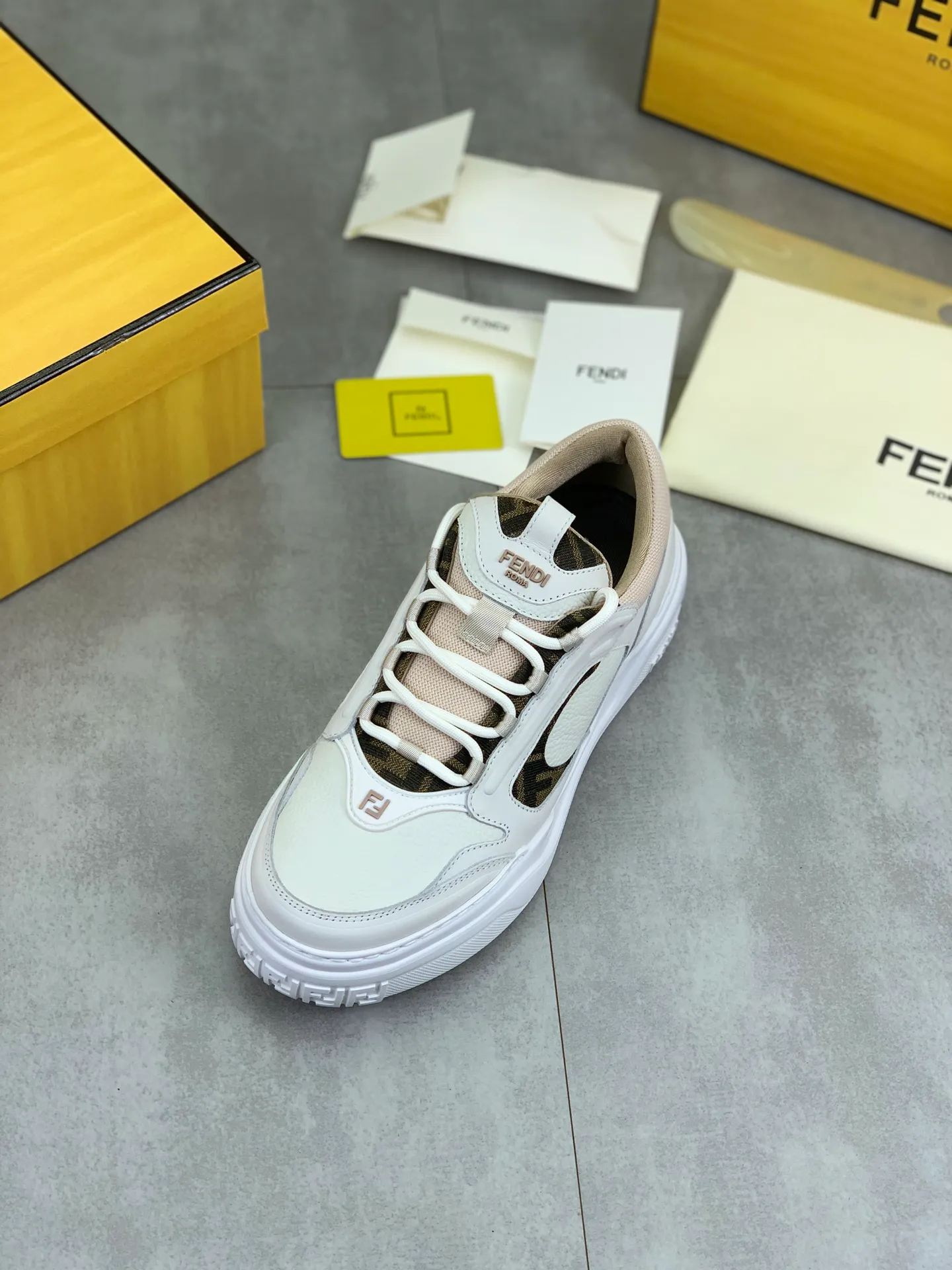 Men's men's shoes 💰P760 new style 💰💎💎💎 summer hot style [FENDI Fendi] top version 🆕New sneakers, wavy soles engraved with original words. Embossed Fendi Flow lettering on the heel. The upper is made of high-end calfskin and breathable materials. Original lining with tone-on-tone details decorated with innovative handcrafting techniques. Ultra-light and wear-resistant TPU and IP foam soles, overall lightweight and comfortable. Size:39-44 (38 45 can be customized)